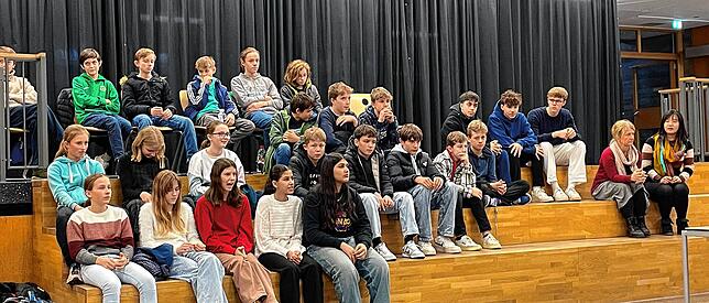 Dieses Mal waren sie ohne Protestplakate gekommen: Aufmerksam lauschten die Schülerinnen und Schüler den Erklärungen der Gemeinderäte, ...