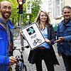 Das neue Verkehrsschild hängt an der Ampel Ecke Untere Laube/Inselgasse. Was der grüne Pfeil mit Fahrradsymbol bedeutet, erläutern (von ...