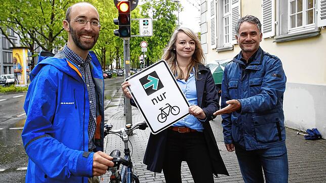 Das neue Verkehrsschild hängt an der Ampel Ecke Untere Laube/Inselgasse. Was der grüne Pfeil mit Fahrradsymbol bedeutet, erläutern (von ...