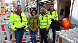 Bauunternehmer Oliver Schapfel (von links), Anliegerin Erika Klostermair sowie Andreas Spitz und Björn Berger von den Stadtwerken machen ...