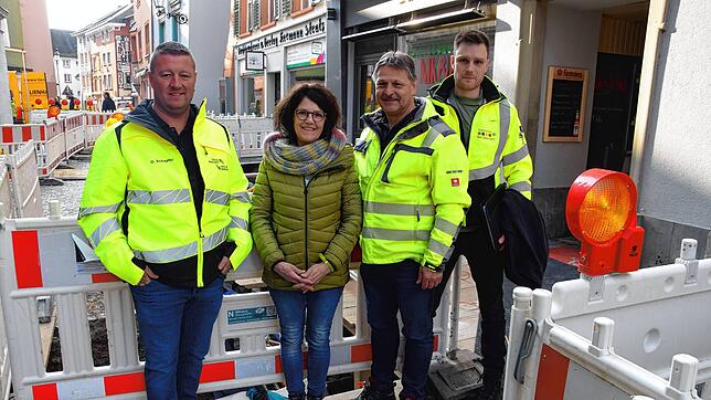 Bauunternehmer Oliver Schapfel (von links), Anliegerin Erika Klostermair sowie Andreas Spitz und Björn Berger von den Stadtwerken machen ...