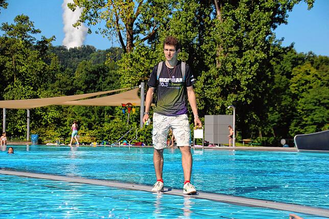 Felix Niederer hat das Becken stets im Blick und gibt den Startschuss zum Schwimmen.