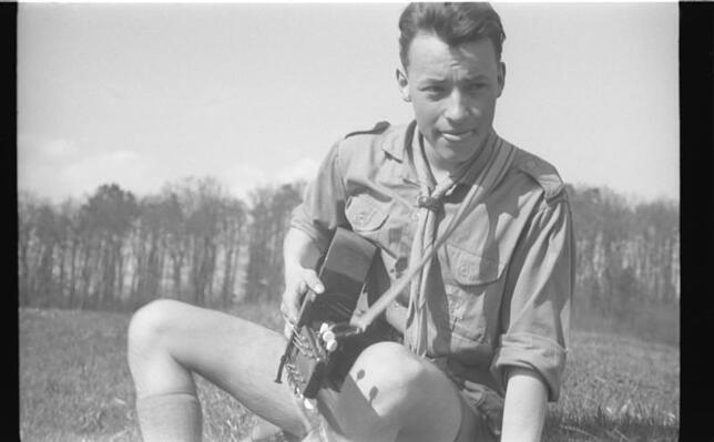 Ein Schnappschuss des jungen Pfadfinders Helmut Haselberger, der nun die Ehrenbürgerwürde erhält. Doch wie begann seine politische ...