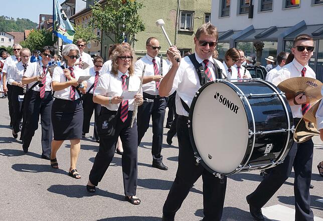 Mit Takt: Matthias Neubert von der Stadtmusik Tiengen hat sichtlichen Spaß an seinem Instrument und am Umzug.