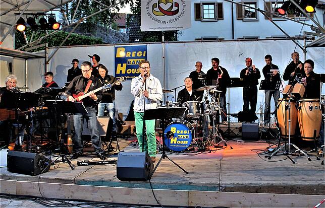 Die Bregi House Band spielt beim Benefizkonzert für die Bräunlinger Bürgerstiftung auf dem Kelnhofvorplatz.