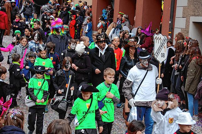 60 Zünfte, Guggenmusiken und Hästräger gaben sich am Sonntag beim großen grenzüberschreitenden Fasnachtsumzug die Ehre und kamen nach ...