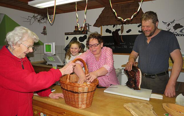 Am Wochenende gibt es im Hofladen der Familie Meyer vom Steinenhof Rind- und Schweinefleisch aus ökologischer artgerechter Haltung und ...