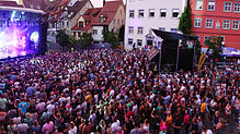 Der Schlossplatz 2018 beim Meersburg Open Air mit Glasperlenspiel auf der Bühne.