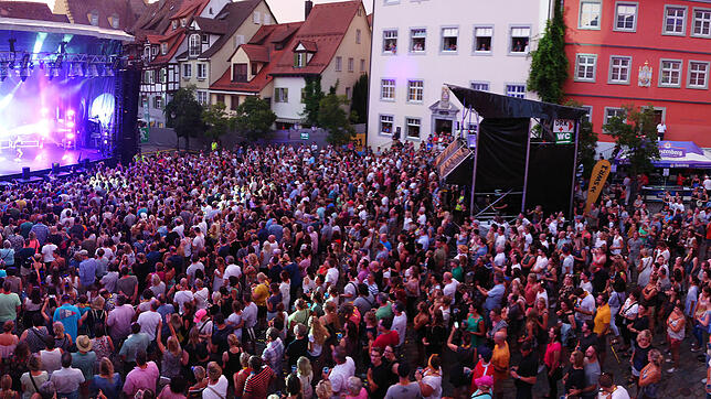 Der Schlossplatz 2018 beim Meersburg Open Air mit Glasperlenspiel auf der Bühne.