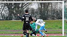 Das 1:1 durch Esad Plavci für Anadolu Radolfzell. Am Ende aber gewann der SC Konstanz-Wollmatingen (Markus Hain und Torhüter Philipp ...