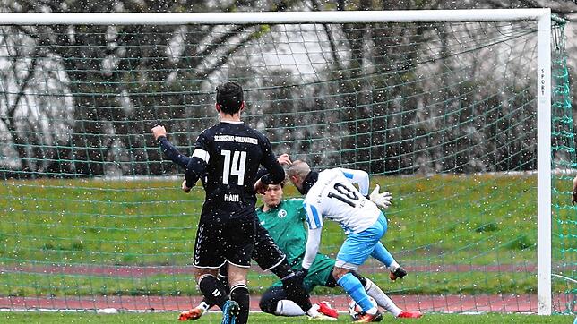 Das 1:1 durch Esad Plavci für Anadolu Radolfzell. Am Ende aber gewann der SC Konstanz-Wollmatingen (Markus Hain und Torhüter Philipp ...