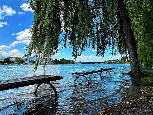 Die ersten Bänke stehen schon im Wasser.