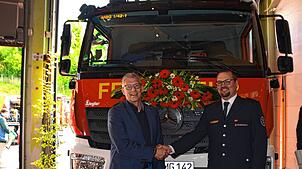 Der Weg zum neuen Löschgruppenfahrzeug LF10 war lang. Bürgermeister Robert Scherer (links) und Kommandant Jan Junker (rechts) freuen ...