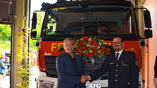 Der Weg zum neuen Löschgruppenfahrzeug LF10 war lang. Bürgermeister Robert Scherer (links) und Kommandant Jan Junker (rechts) freuen ...
