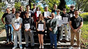 Links im Bild Nurmi Riegel, Klassenlehrer 2BFZ2, rechts Bernd Schneider, Klassenlehrer 2BFM2 und (erste Reihe Zweiter von rechts) ...