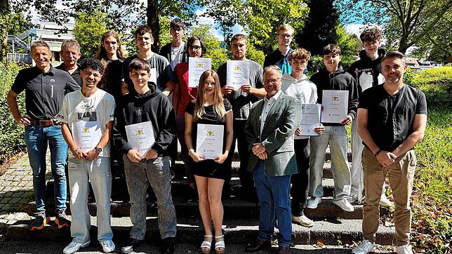 Links im Bild Nurmi Riegel, Klassenlehrer 2BFZ2, rechts Bernd Schneider, Klassenlehrer 2BFM2 und (erste Reihe Zweiter von rechts) ...
