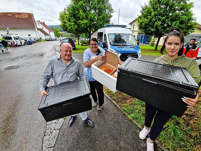 Jessica Bellgardt und ihre Kollegen Benny und Simone vom Bowlingcenter Riedlingen bringen den Einsatzkräften Pizza.