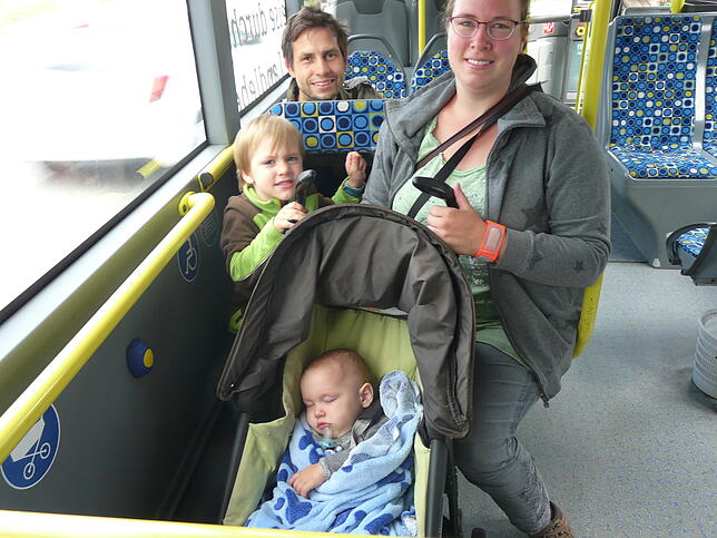 Auf der Rückfahrt mit dem Erlebnisbus schläft der Jüngste schon mal ein.