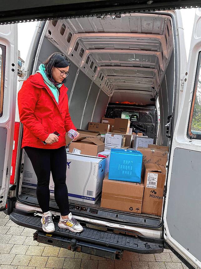 Daria Shchybria auf der Ladefläche eines Sprinters mit Hilfsmaterial für die Ukraine.