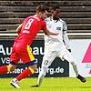 Denis Gudzevic (links, rotes Trikot) vom 1. CfR Pforzheim und Villingens Angreifer Ibrahima Diakité liefern sich einen harten Kampf um ...