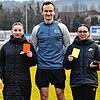 Premiere im Fußballbezirk Hochrhein: Schiedsrichter Andreas Holub wurde bei der Spielleitung von Samira Imeri (links) und Aila Ljaci vom ...