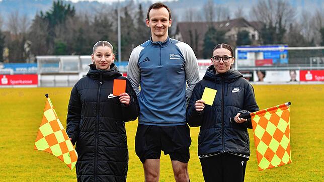 Premiere im Fußballbezirk Hochrhein: Schiedsrichter Andreas Holub wurde bei der Spielleitung von Samira Imeri (links) und Aila Ljaci vom ...