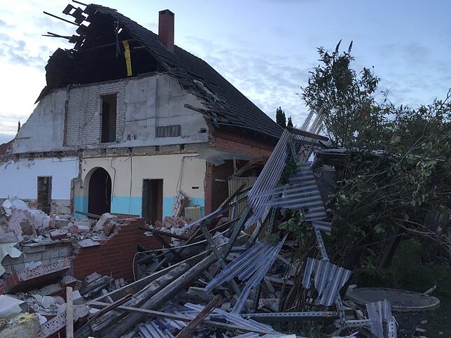 Ein Investor lässt das alte Haus abreißen – hier sollen Altenwohnungen entstehen.