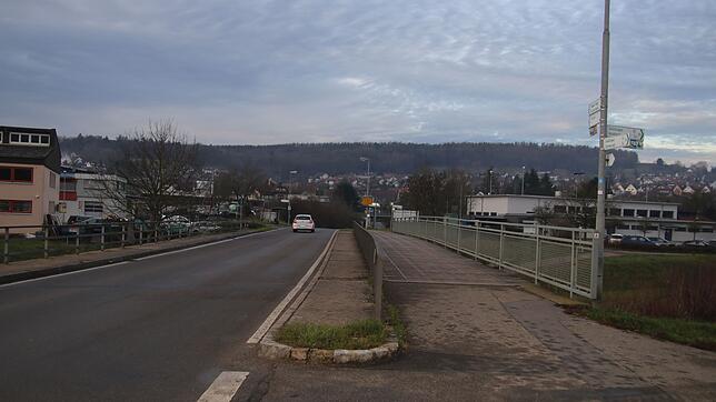 Die Brücke zwischen Horheim und Schwerzen muss saniert werden. Der Fuß- und Radweg neben der Brücke bleibt eingeschränkt auch während ...