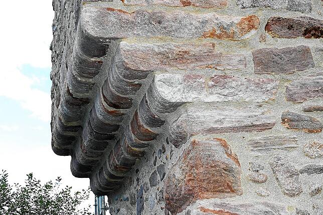 Der gemauerte Sturz der Ruine nach der Sanierung.