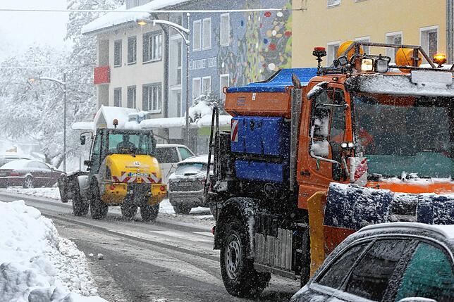 Bild 5: Es schneit und schneit: Schneepflüge und Schneeschieber haben in Bonndorf Hochkonjunktur