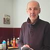 Valentin Popescu aus Überlingen. Die Papiere rund um seine Wohnungssuche füllen einen ganzen Leitzordner.