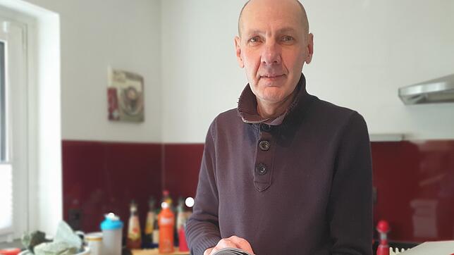 Valentin Popescu aus Überlingen. Die Papiere rund um seine Wohnungssuche füllen einen ganzen Leitzordner.