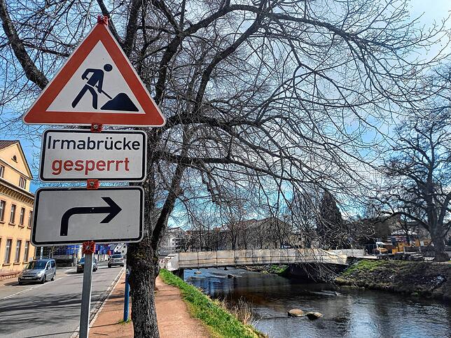 Kein Durchkommen für Autofahrer: Dieses Schild in der Hermann-Fischer-Allee weist auf die Sperrung der Brücke hin.