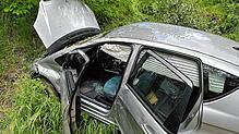 Nur noch ein Wrack ist das Auto, in dem zwei Insassen am Ortsausgang Vöhrenbach rund 15 Meter eine Böschung hinabgestürzt sind.