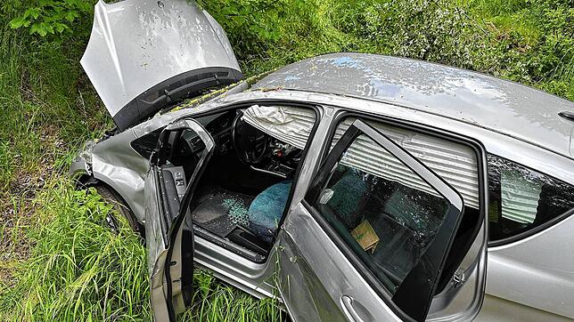 Nur noch ein Wrack ist das Auto, in dem zwei Insassen am Ortsausgang Vöhrenbach rund 15 Meter eine Böschung hinabgestürzt sind.