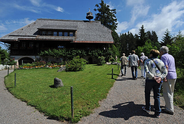 "Hüsli" in Grafenhausen Touristen laufen in Grafenhausen vor dem "Hüsli". Es wurde durch die Fernsehserie «Schwarzwaldklinik» bekannt.