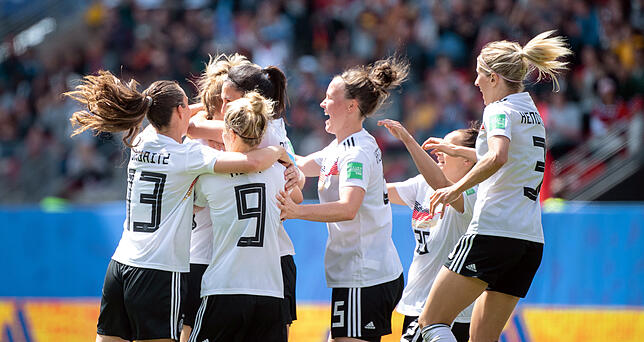 Die deutschen Spielerinnen jubeln nach dem Tor zum 1:0 von Giulia Gwinn (2.v.l).