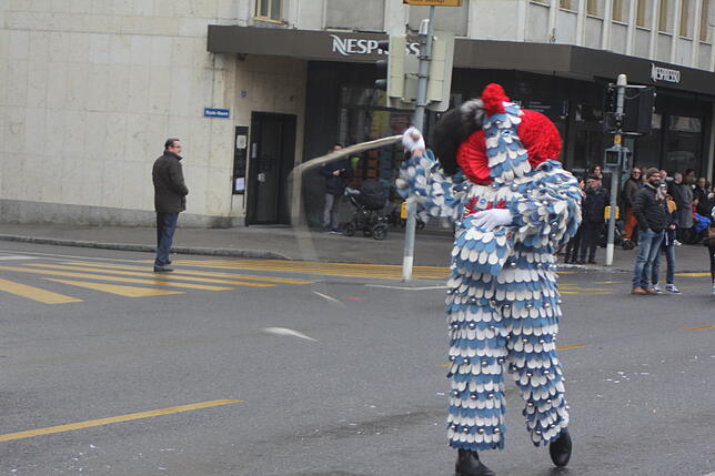 Bild 14: Hästräger und Guggenmusiker aus VS beim Narrentreffen in Fribourg am Sonntag (2)