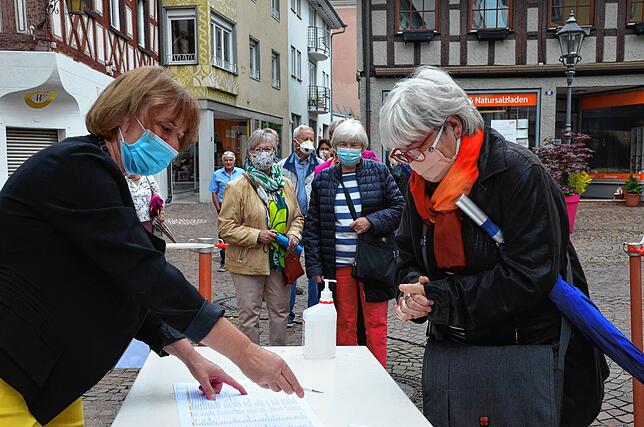 Einlass nur mit Unterschrift und Angabe der Adresse, das galt für die Vernissage zur Skulpturen-Ausstellung im Schlosshof.