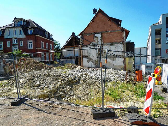 Blick auf die Baustellenbrache am 28. Juli. Auf dem dortigen Areal ist nach Ansicht von Nachbarn genügend Platz, um den Wohnwagen ...