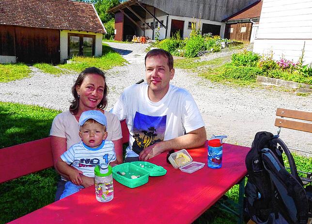 Beim Blockhaus in Rubacker auf dem Höchsten genießen Alexandra und Julian Schmidli mit Sohn Dario aus der Zentralschweiz die Ruhe und ...