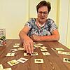 Gedächtnistrainerin Sabine Hummel demonstriert, wie man mit einfachen Spielen das eigene Gedächtnis traineiren kann, damit es lange ...