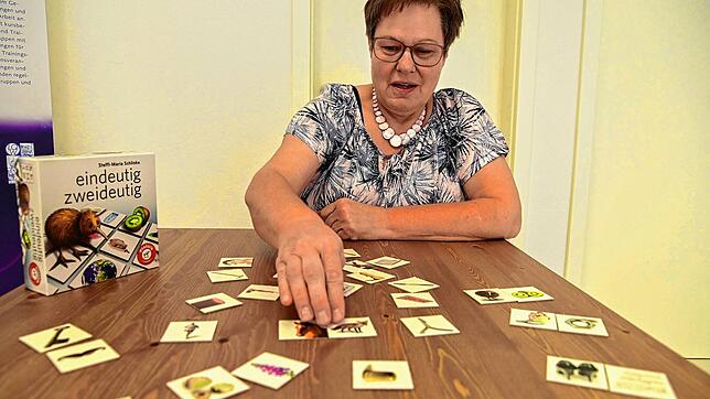 Gedächtnistrainerin Sabine Hummel demonstriert, wie man mit einfachen Spielen das eigene Gedächtnis traineiren kann, damit es lange ...