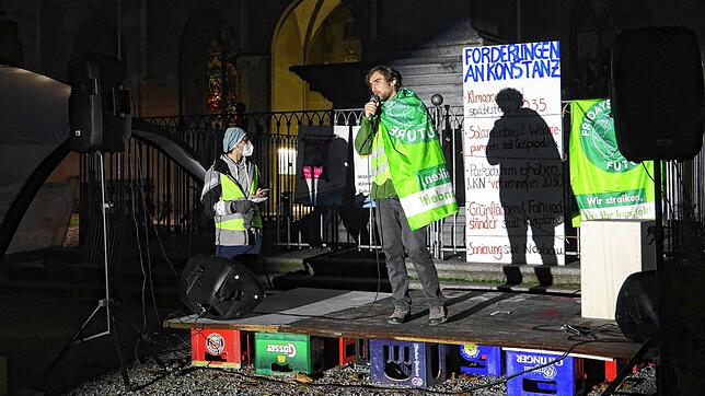 Manuel Oestringer von Fridays for Future Konstanz bei der Abschlusskundgebung vor dem Klimacamp im Pfalzgarten. Das Camp besteht ...