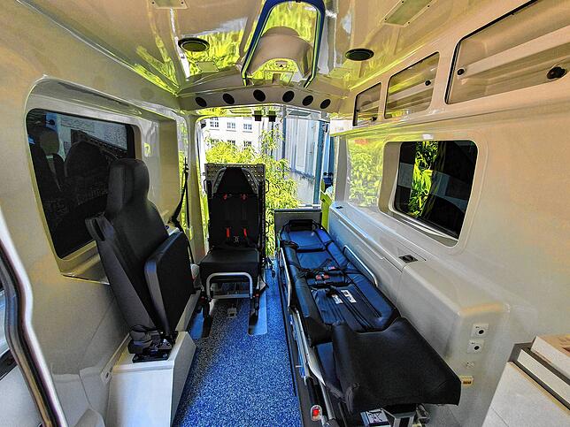 Der Patient kann liegend oder sitzend mitfahren.
