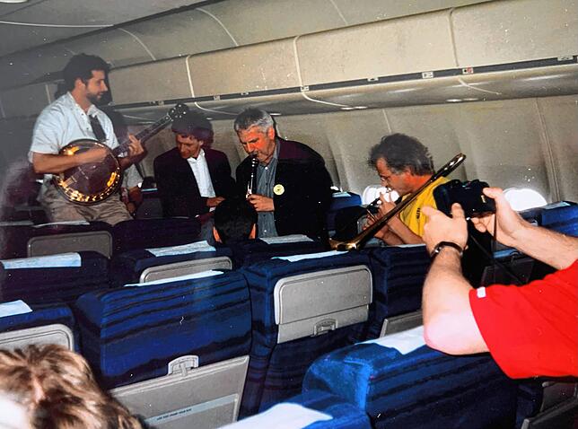 Musik in jeder Lebenslage, wenn&lsquo;s geht sogar an Bord eines Flugzeugs.