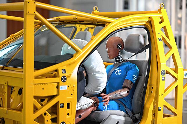 Mit der Sparte „Passive Sicherheitstechnik“ hat ZF im Jahr 2021 einen Umsatz von 3,8 Milliarden Euro erwirtschaftet. Zu dem ...