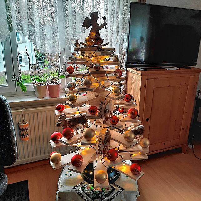 Fritz Huber aus Klettgau hat diesen Weihnachtsbaum bereits vor zwei Jahren gebastelt. Nun steht er wieder im Wohnzimmer.