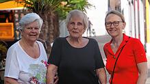 Sie machen sich für eine rasche Sanierung der Lindenstraße in Überlingen stark, von links: Heidi Riede, Gerlinde Schmid, Annerose Nylund.