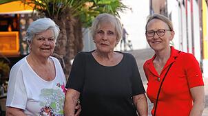 Sie machen sich für eine rasche Sanierung der Lindenstraße in Überlingen stark, von links: Heidi Riede, Gerlinde Schmid, Annerose Nylund.